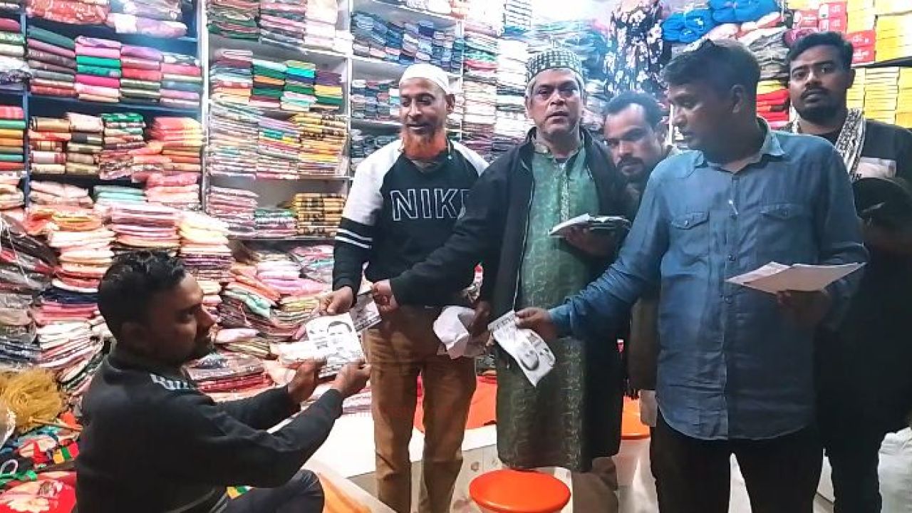 আক্কেলপুরে ধানের শীষের ভোট চেয়ে যুবদলের লিফলেট বিতরণ