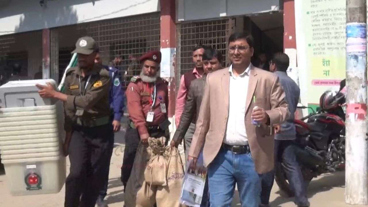 ভোটকেন্দ্রে পাঠানো হচ্ছে নির্বাচনী সরঞ্জাম