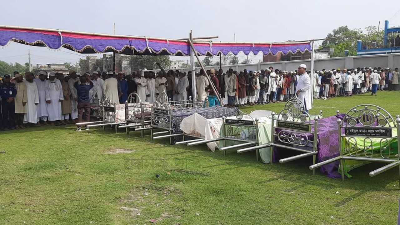  মোংলায় পাশাপাশি কবরে ৯ জনের দাফন সম্পন্ন     