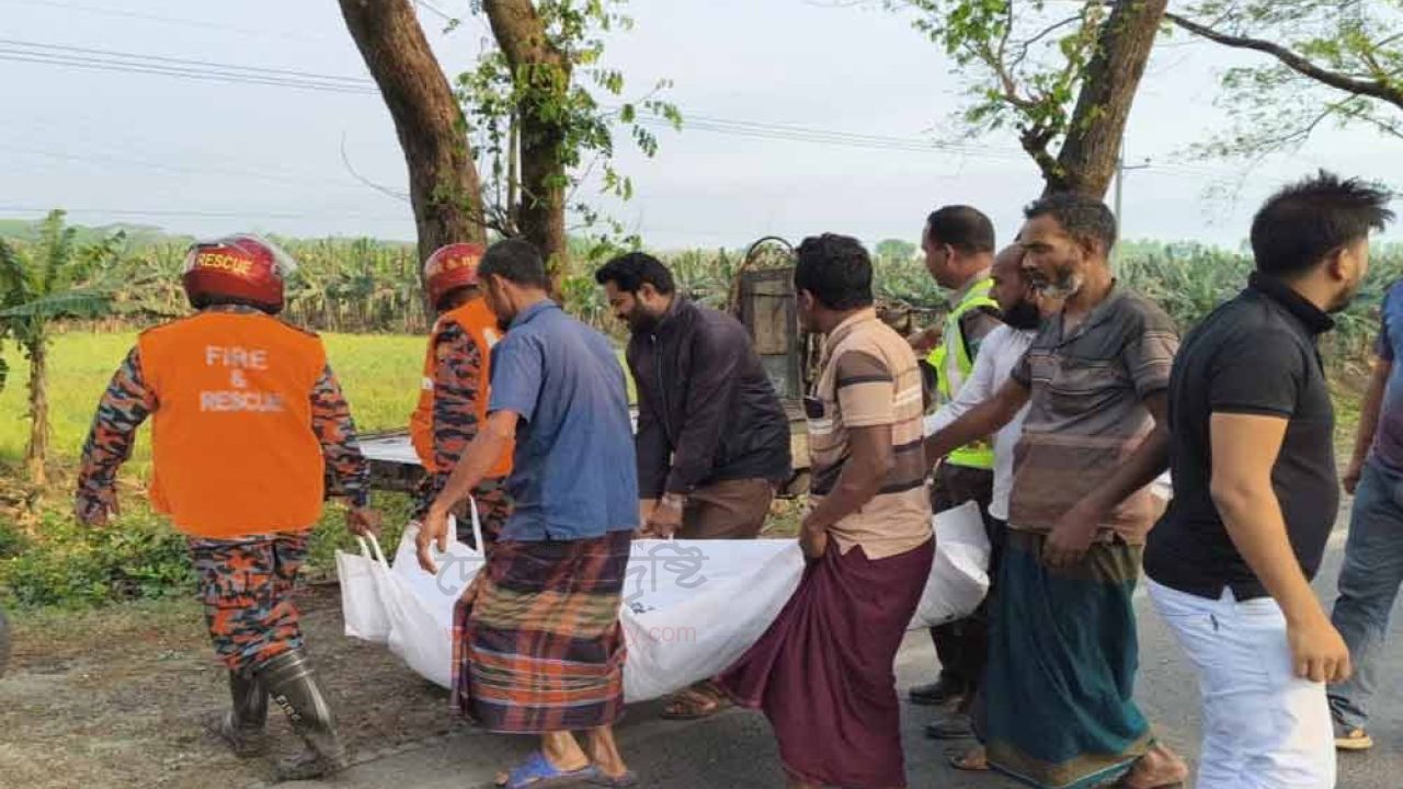 বেপরোয়া কাভার্ড ভ্যানের ধাক্কায় নসিমন দুমড়ে-মুচড়ে ব্যবসায়ীর মৃত্যু