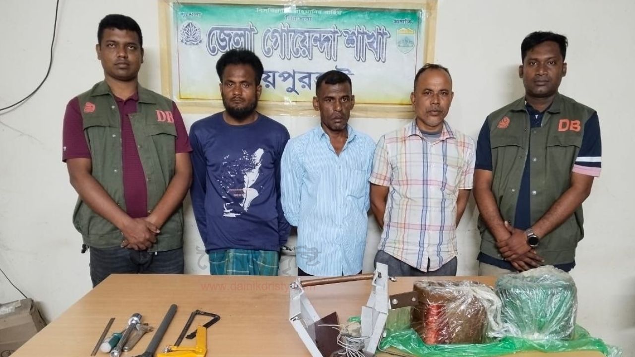 ট্রান্সফরমারসহ গ্রেপ্তার ৩