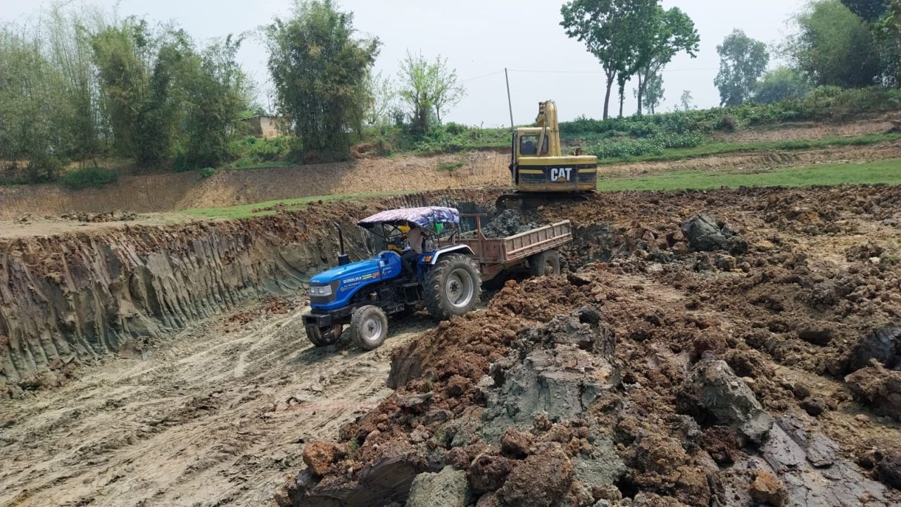 সরকারি পুকুরের মাটি ও বালু লুটের অভিযোগ: বিএনপি নেতার বিরুদ্ধে 