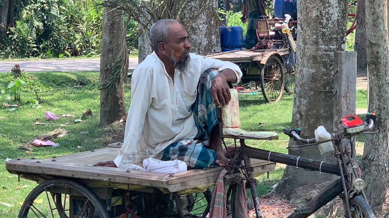 তীব্র গরমে দীর্ঘ লোডশেডিং: হাঁপিয়ে উঠেছে সাধারণ মানুষ