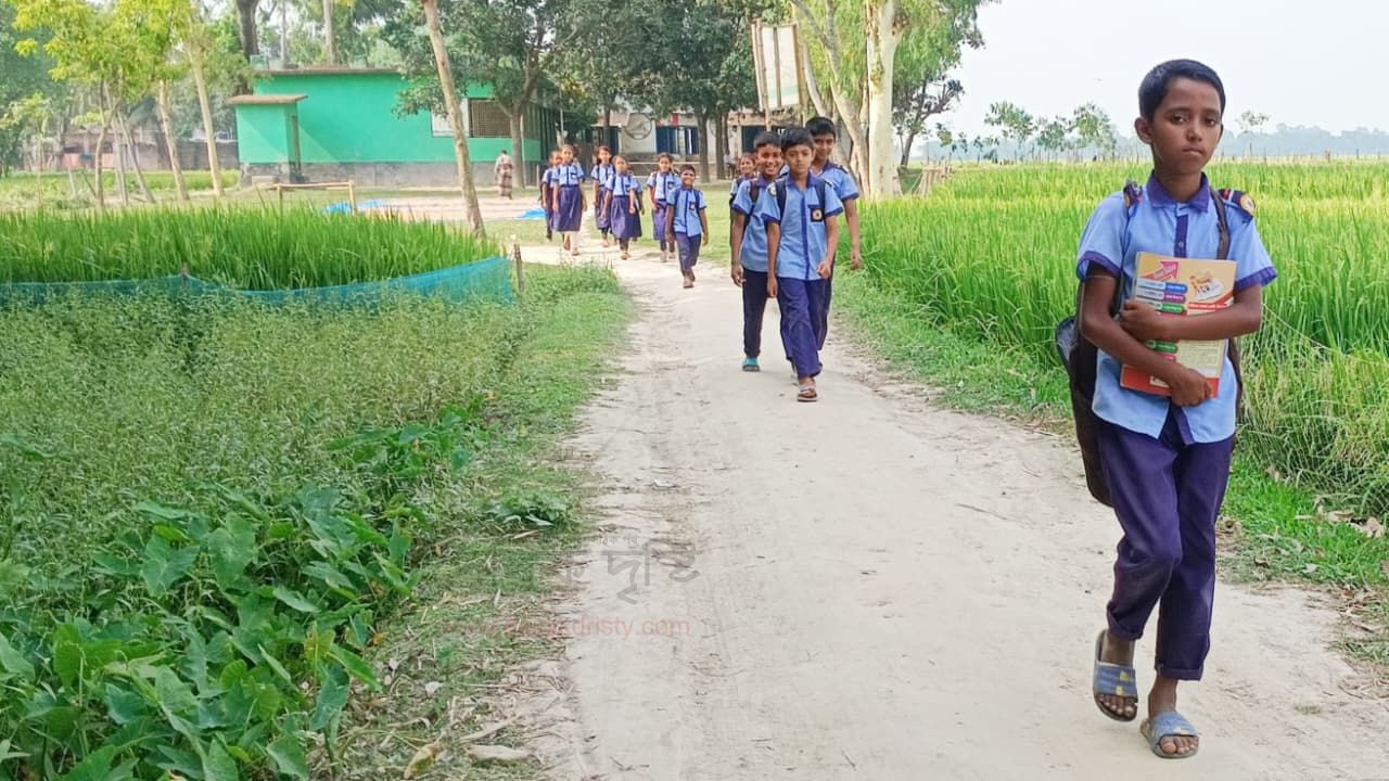 সড়কবিহীন ৩৪টি স্কুল: বর্ষায় হয় চরম ভোগান্তি