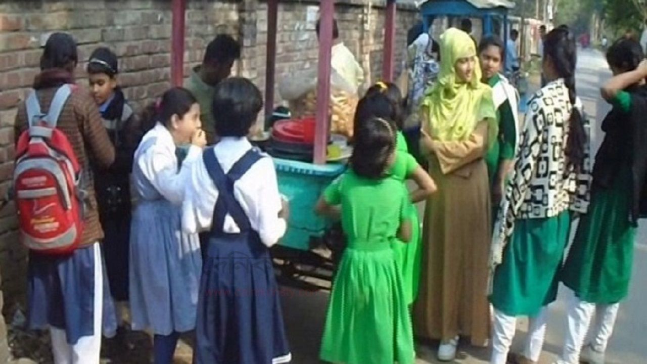 ফুটপাতের খাবারে স্বাদের আড়ালে জনস্বাস্থ্যের বড় ঝুঁকি