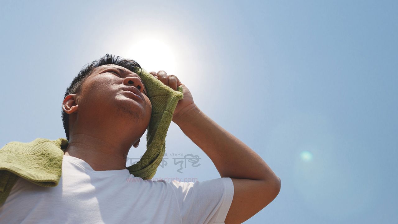 রোদে না গেলেও হতে পারে হিট স্ট্রোক !   