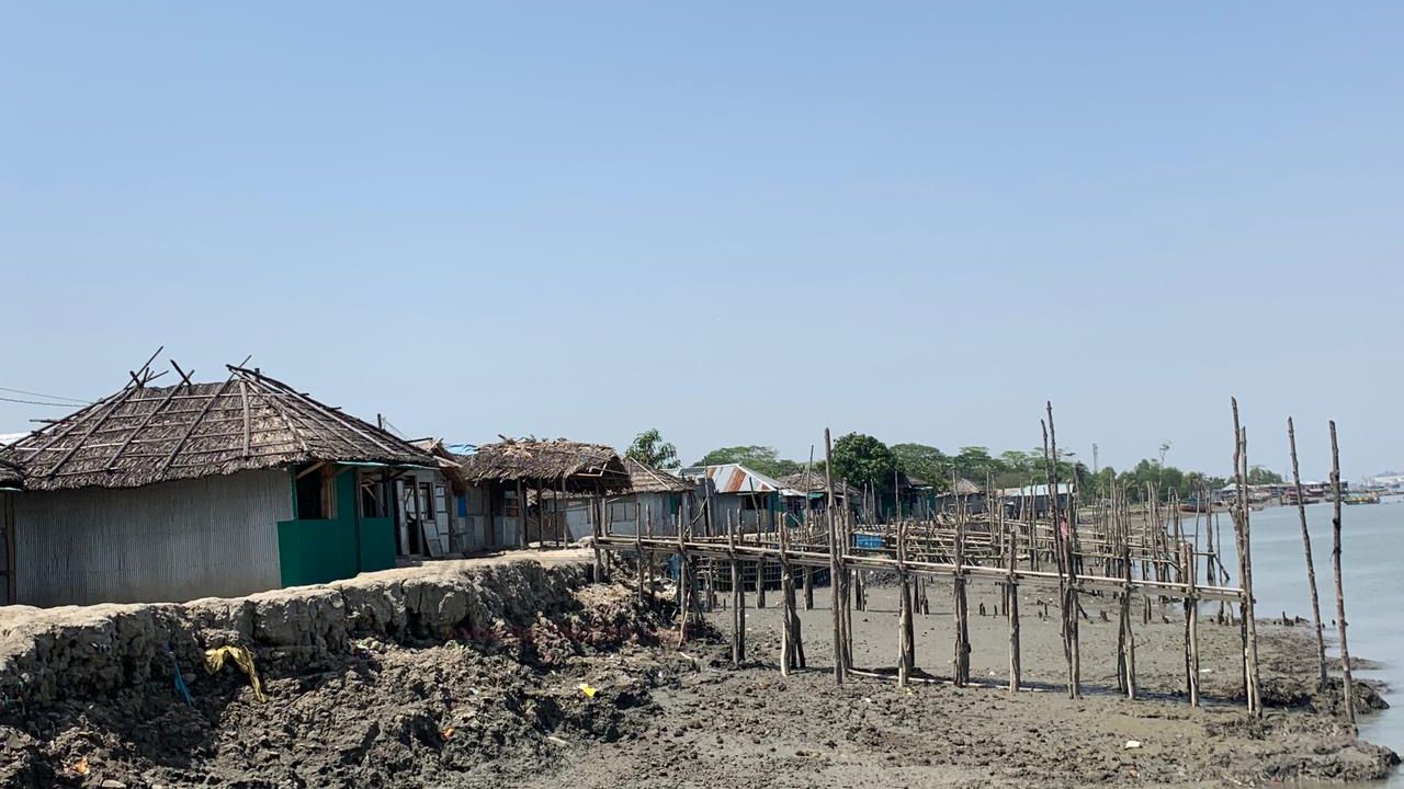 নদী ভাঙনের মুখে বাণীশান্তা যৌনপল্লি