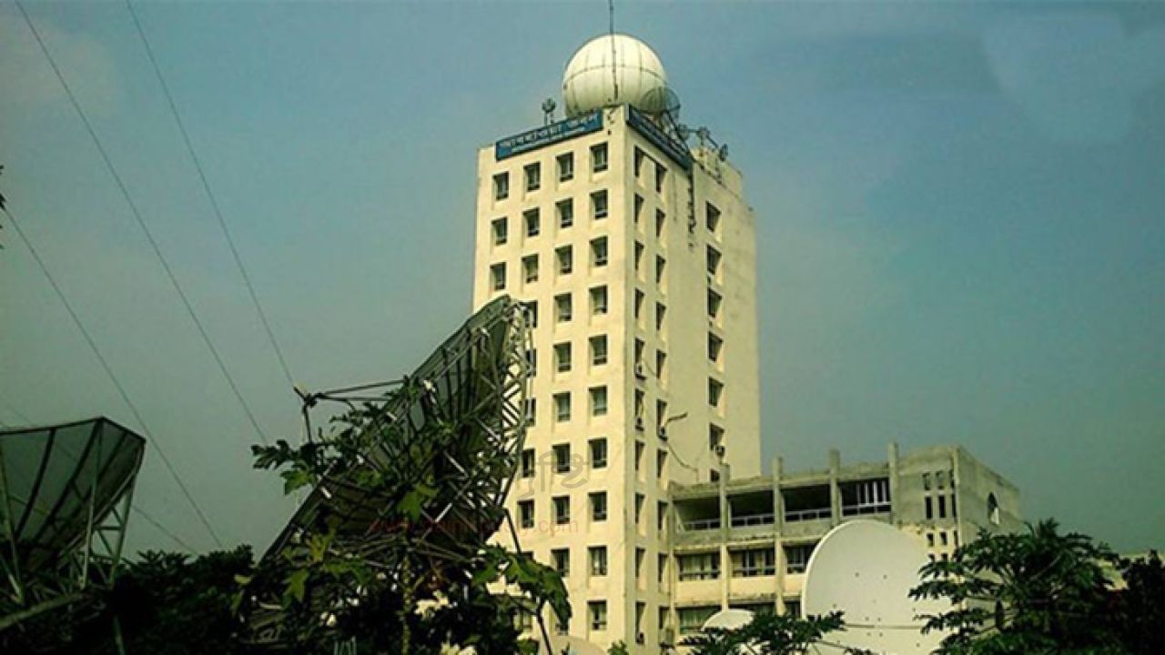 রাতের মধ্যে ঝড়ের আভাস