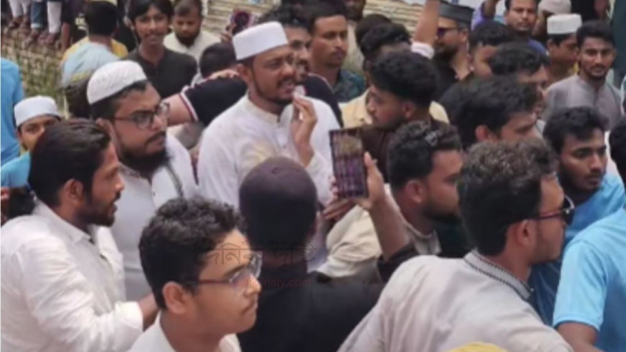  নাসীরুদ্দীন পাটওয়ারীর ওপর ডিম নিক্ষেপ