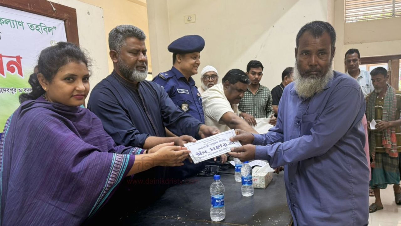 প্রধানমন্ত্রীর সহায়তা পেল বদলগাছীর ৪ শতাধিক অসহায় পরিবার