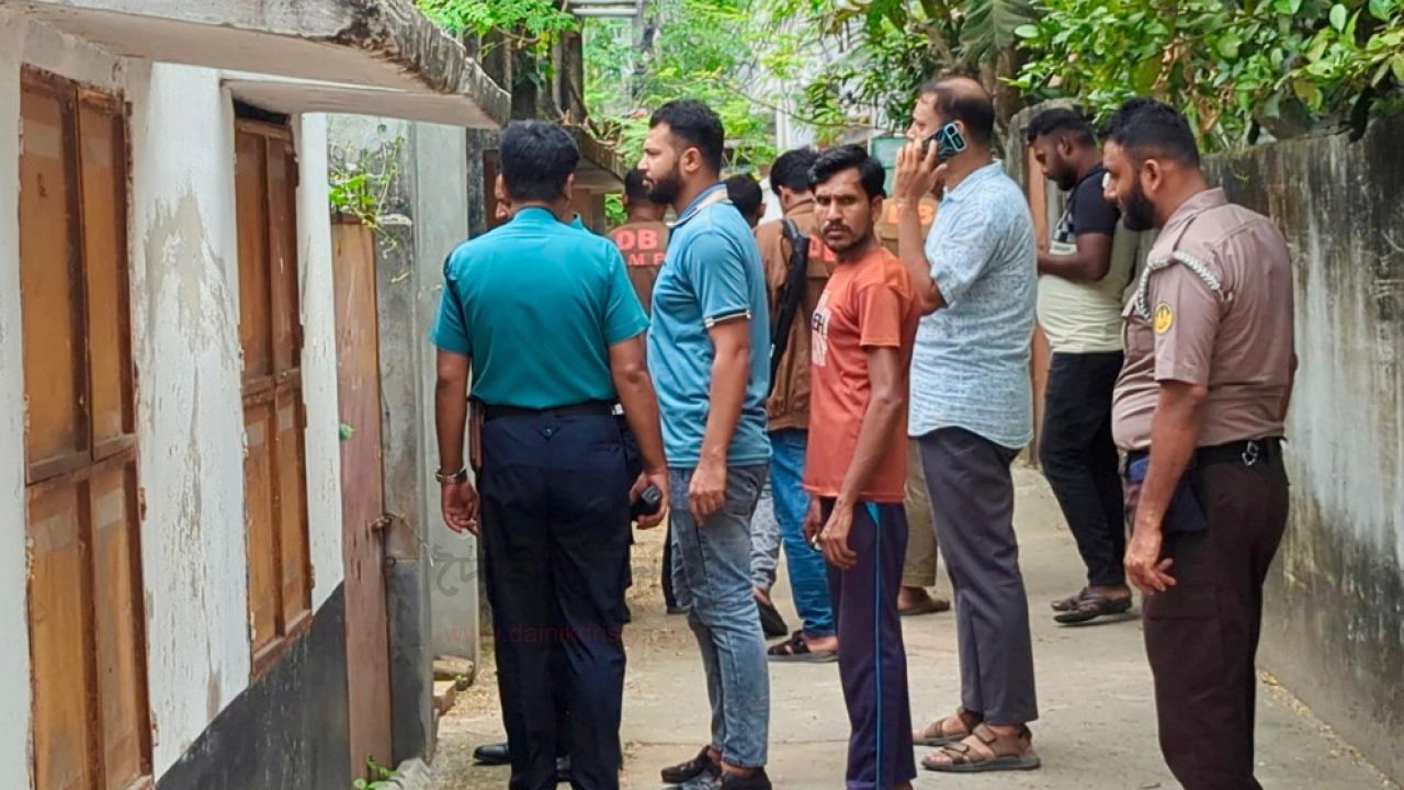 বাবাকে পিটিয়ে হত্যা করে পালিয়ে গেল ছেলে