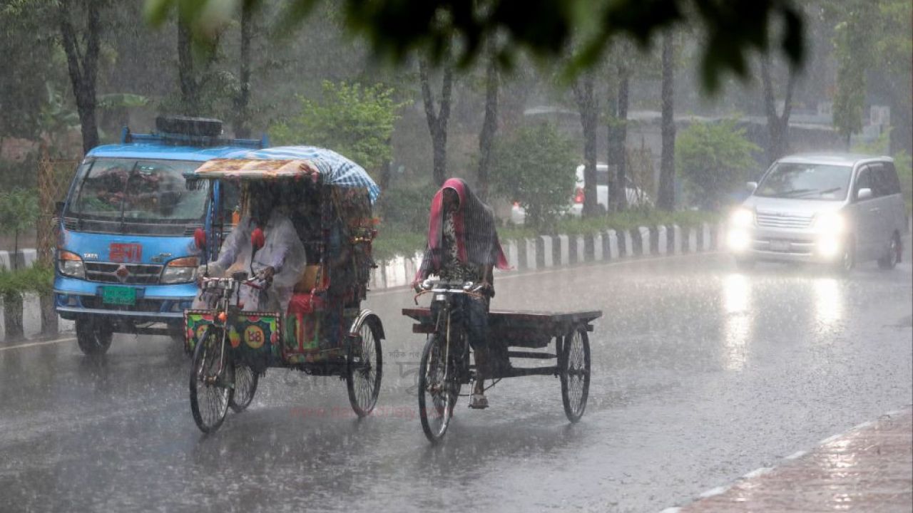দুপুরের মধ্যেই ঢাকায় বজ্রসহ বৃষ্টির পূর্বাভাস