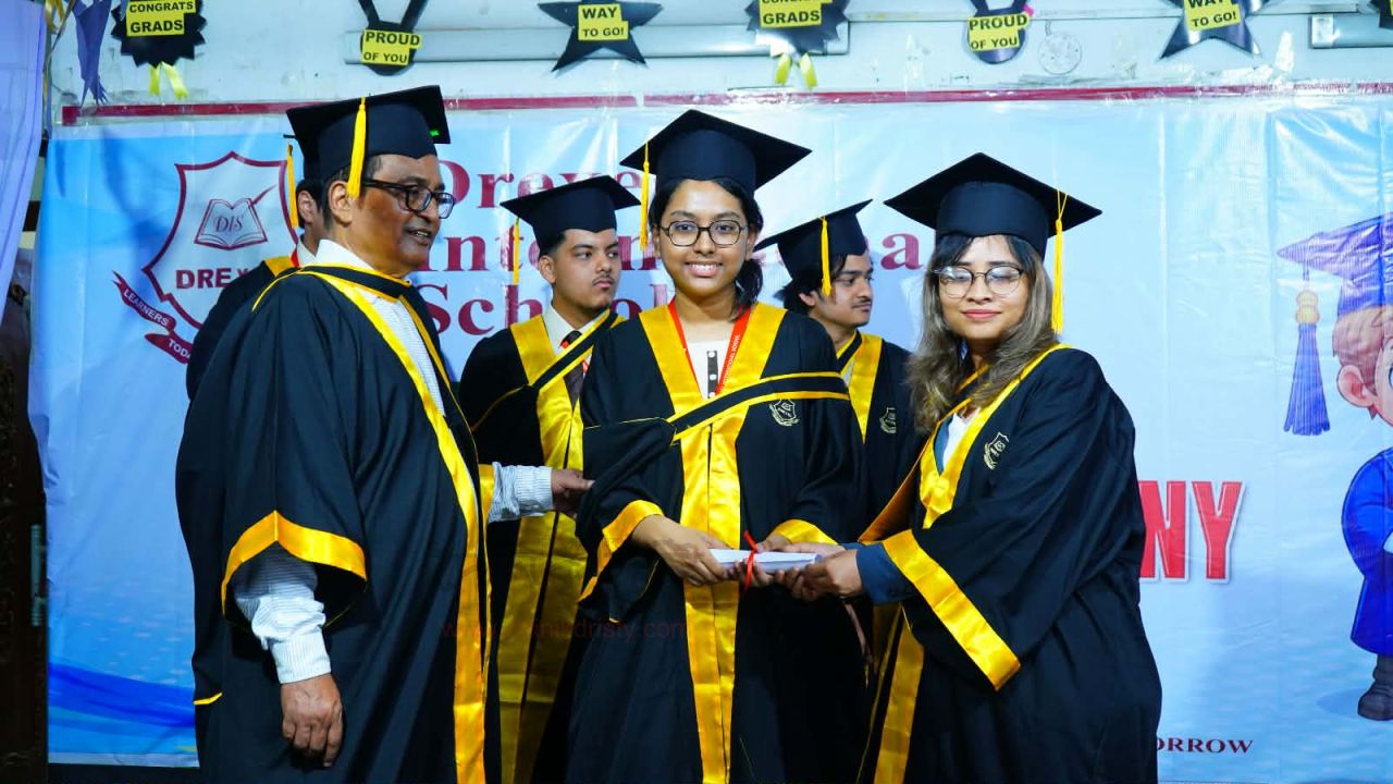 আইজিসিএসই শিক্ষার্থীদের গ্র্যাজুয়েটদের আনুষ্ঠানিকভাবে সনদ প্রদান 