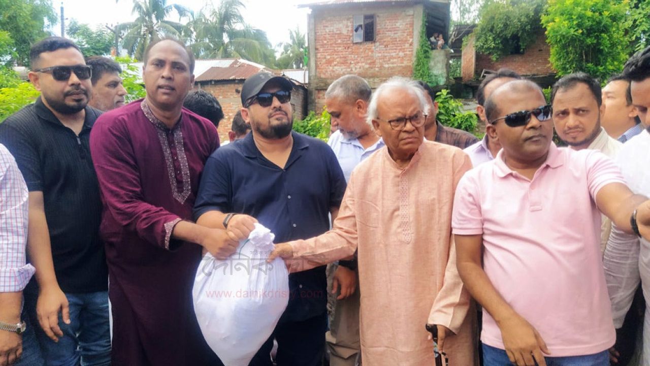 বন্যাদুর্গত পরিবারের পাশে রিজভী ও মীর হেলাল