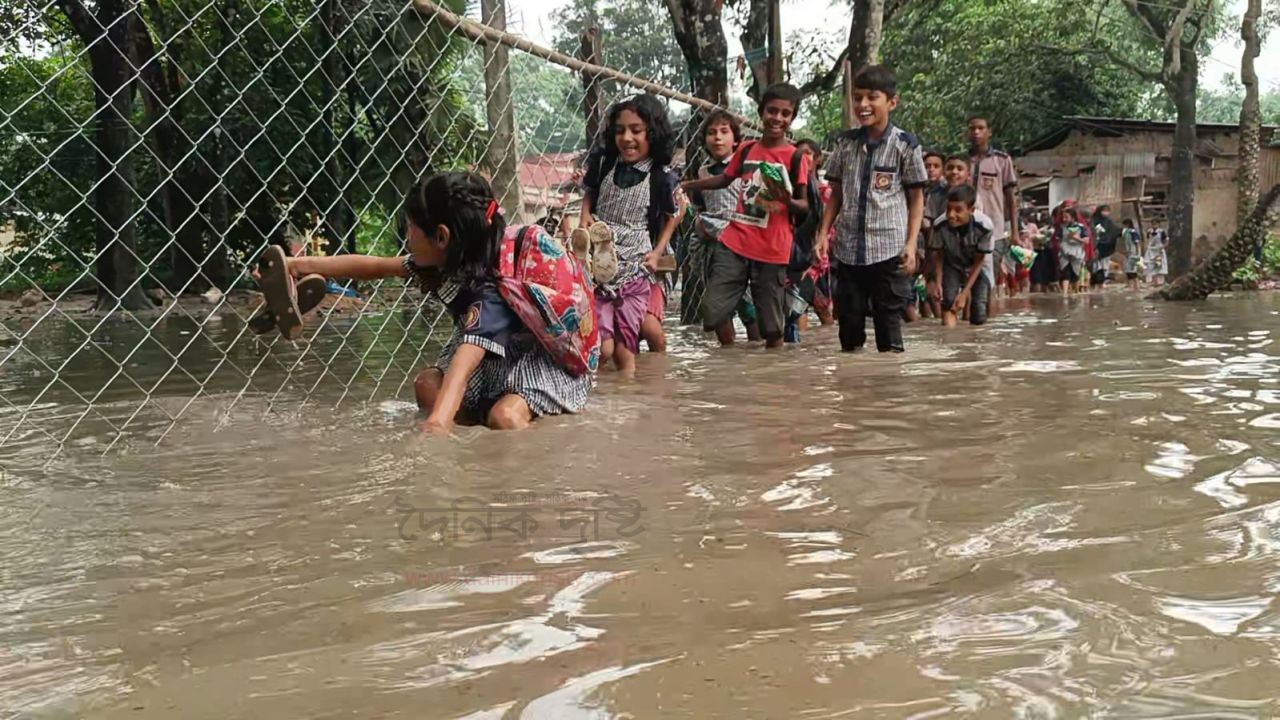 জলাবদ্ধতার কারণে হাঁটুসমান পানি মাড়িয়ে স্কুলে যাচ্ছে ১৩২ শিক্ষার্থী