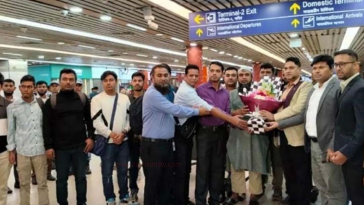 হরমুজ প্রণালীতে ৪ মাস বন্দি থাকার পর দেশে ফিরেছেন ১৭ নাবিক